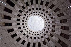 Intérieur de parking brutaliste en béton
