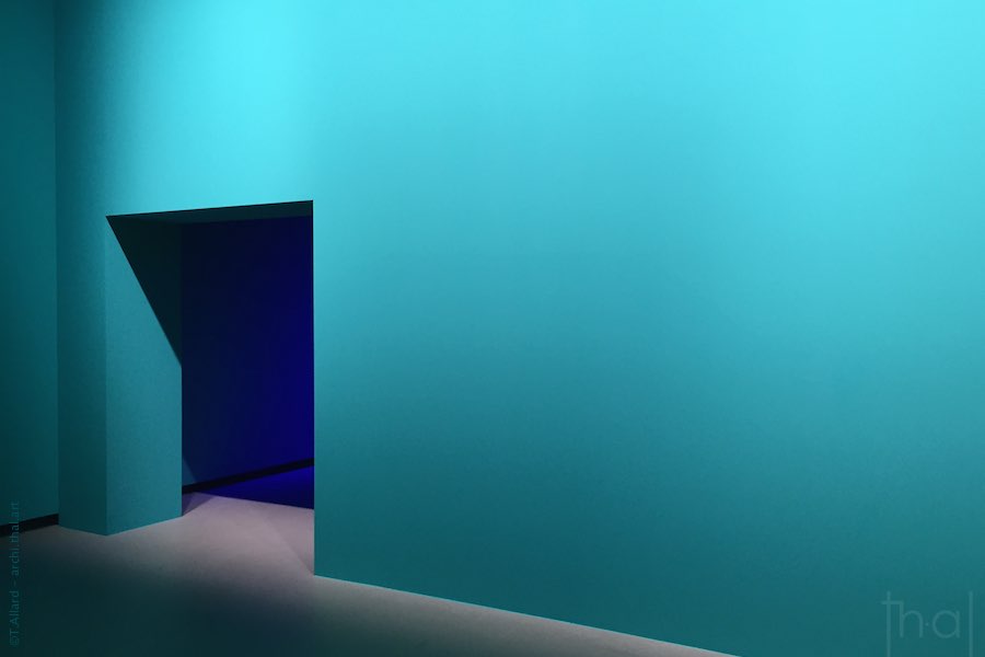 Vue minimaliste d'intérieur à la Fondation Louis Vuitton à Paris