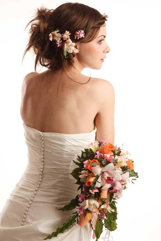 Portrait studio de mariée avec son bouquet de fleur