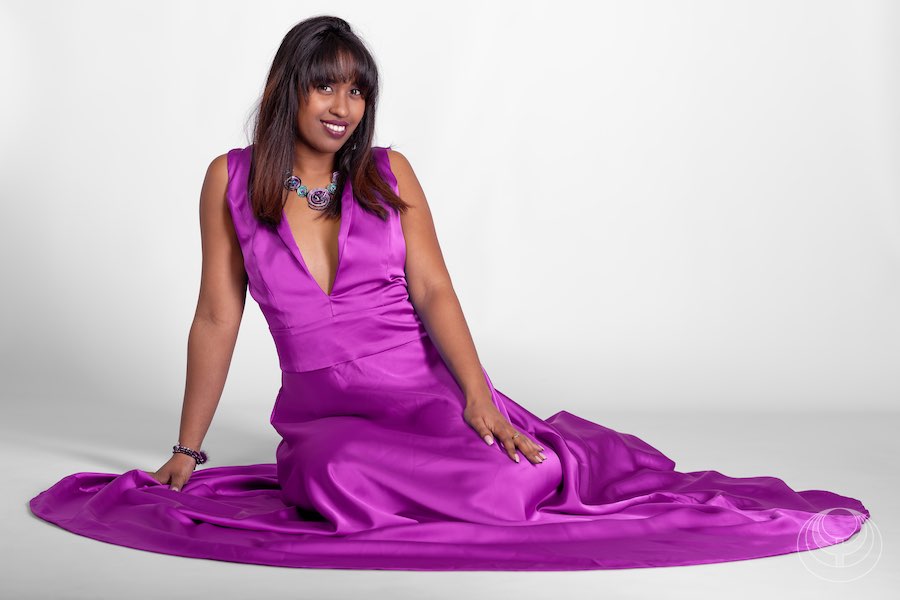 Photographie de modèle portant une robe en soie rose fuchsia