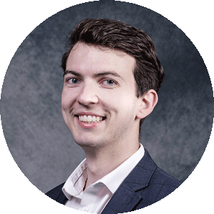 Portrait Linkedin d'un jeune homme souriant